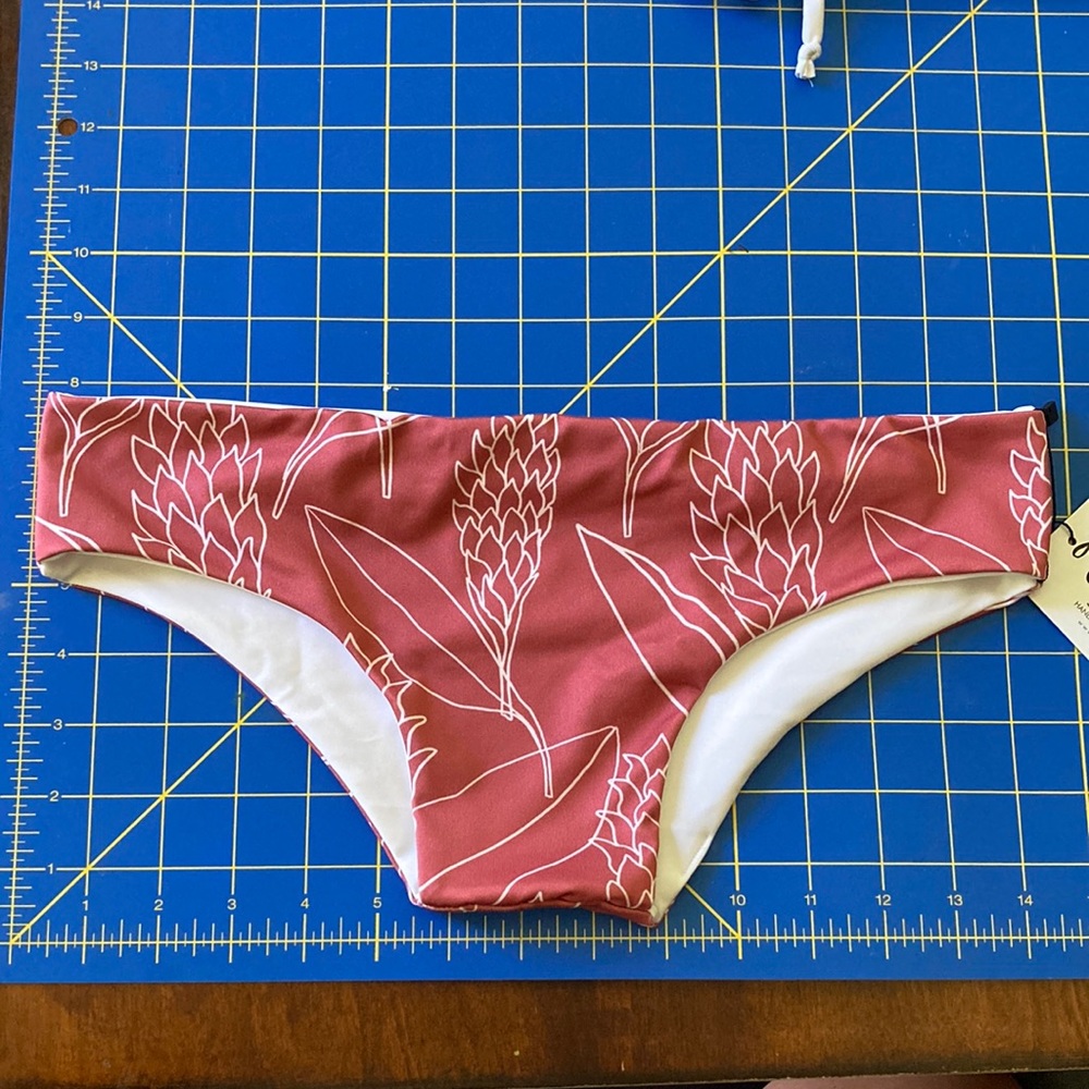 L Kalokini Swimwear Pohaku bottoms. NWT